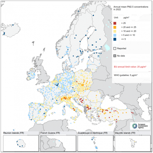 Mapa stężenia PM2,5 w 2022 r. w odniesieniu do rocznej wartości dopuszczalnej UE i rocznego poziomu wytycznych WHO