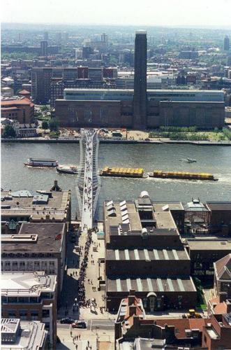 Fot. 3 Centrum Londynu - budynek elektrowni Bankside (dziś galeria Tate Modern)
