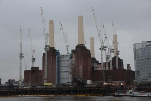 Fot. 6 Budynki i kominy elektrowni Battersea współcześnie - trwają prace nad adaptacją terenu elektrowni do użytku publicznego
